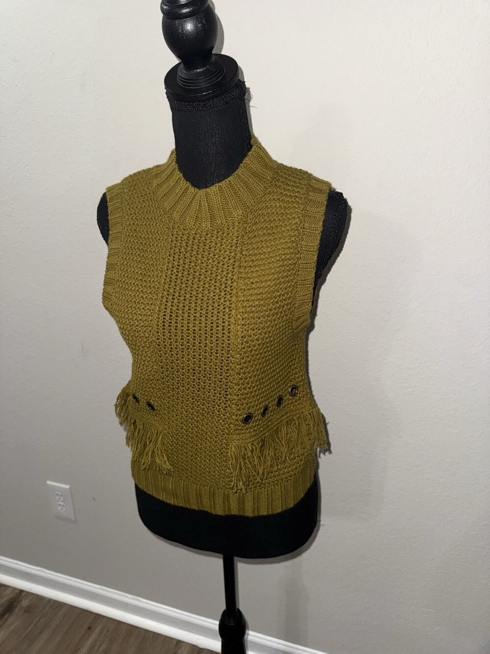 Moon River Sweater Vest Womens Small Olive Green Knit Fringe Grommet Sleeveless